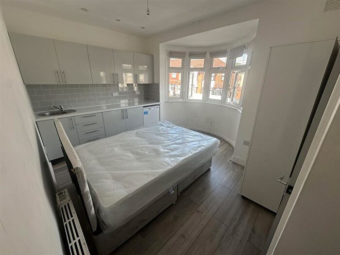 Studio To Rent In The Circle, London, NW2