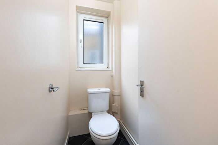 2 Bedroom Flat To Rent In Royal Street, London, SE1