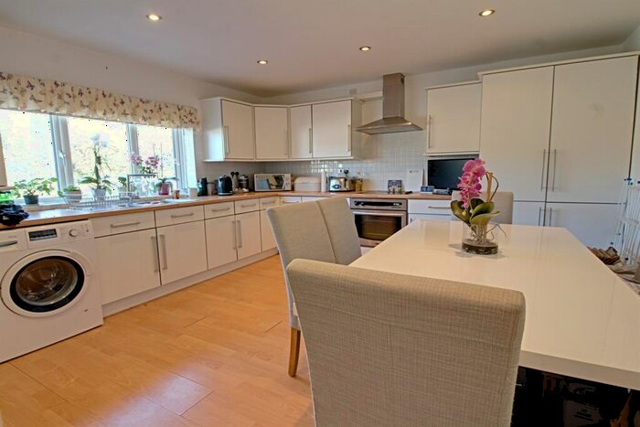 1 Bedroom Flat To Rent In Brucewood Parade, SL7