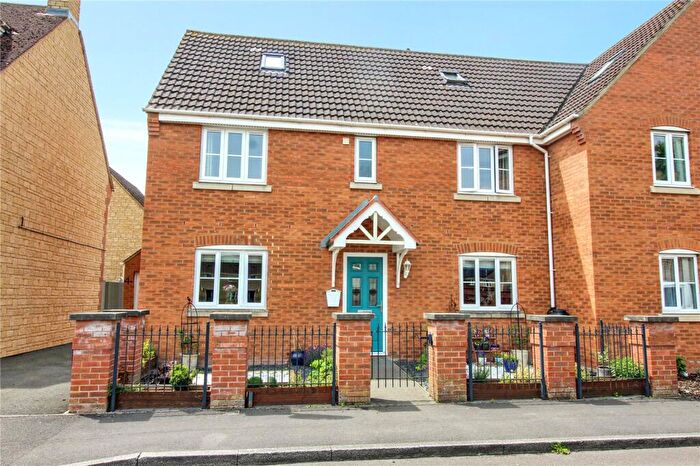5 Bedroom Semi Detached House For Sale In Minnow Close, Oakhurst, Swindon, SN25
