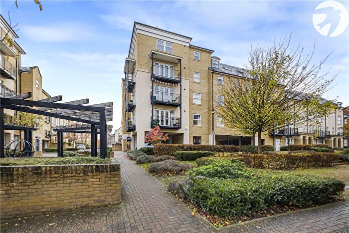 2 Bedroom Flat For Sale In Renwick Drive, Bromley, Kent, BR2