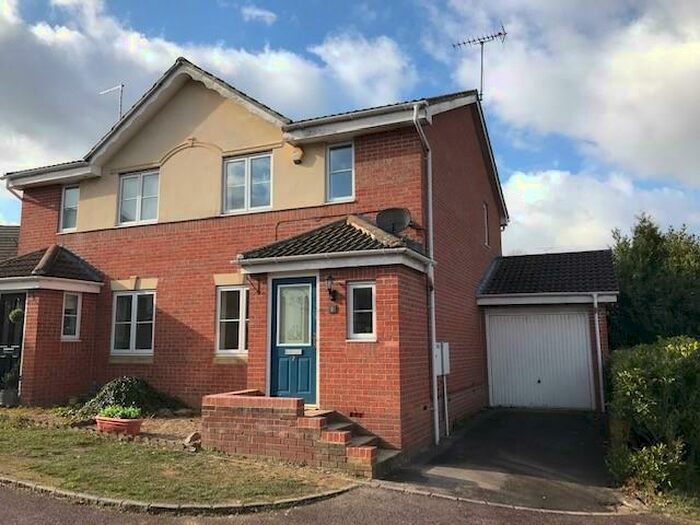 3 Bedroom Semi-Detached House To Rent In Fitzroy Close, Bracknell, RG12