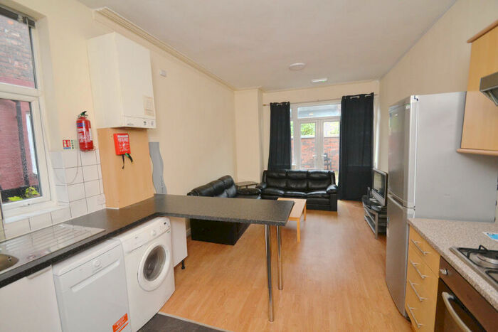 6 Bedroom Terraced House To Rent In Scarsdale Road, Manchester, M14