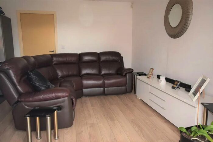 2 Bedroom Apartment For Sale In Waverley Street, Oldham, Greater Manchester, OL1