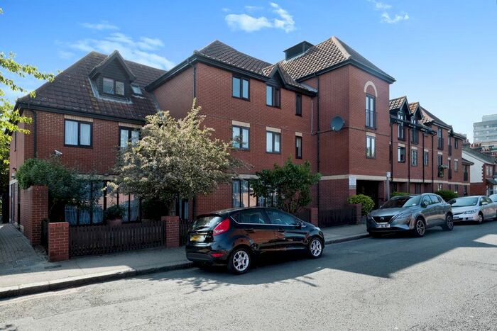 1 Bedroom Flat To Rent In Golding Court, Riverdene Road, Ilford, IG1