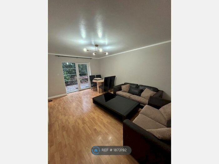 2 Bedroom Flat To Rent In Hollyhedge Road, Gatley, M22