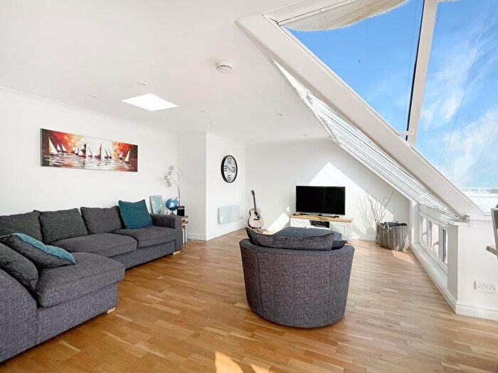 2 Bedroom Flat For Sale In The Parade, Cowes, PO31