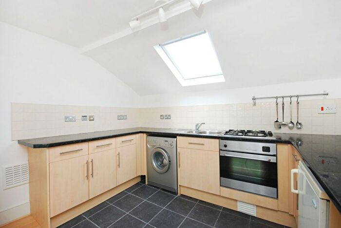 1 Bedroom Flat To Rent In Cambridge Gardens, North Kensington, London, W10