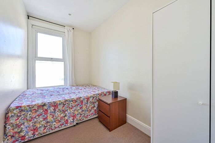 2 Bedroom Flat To Rent In Hartfield Crescent, Wimbledon, London, SW19