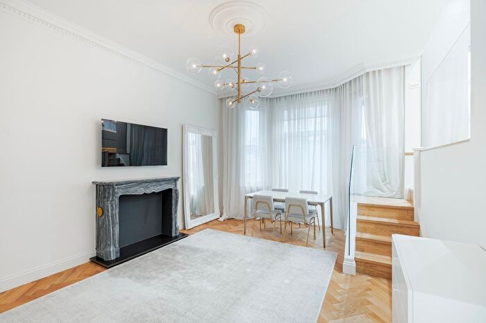 3 Bedroom Flat To Rent In Draycott Place, Chelsea, London, United Kingdom, SW3