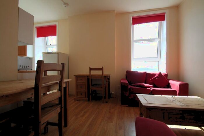 2 Bedroom Flat To Rent In North George Street, Hilltown, Dundee, DD3