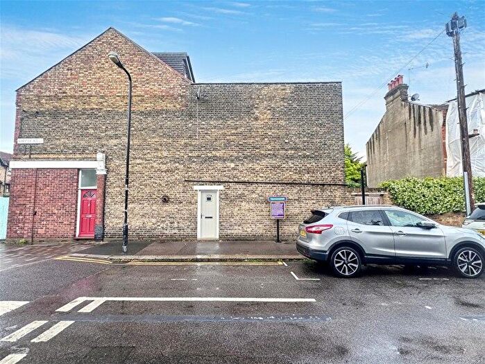 1 Bedroom Flat To Rent In Coppermill Lane, Walthamstow, E17