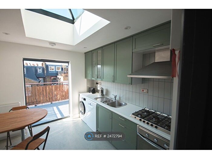 2 Bedroom Flat To Rent In Battersea, London, SW8