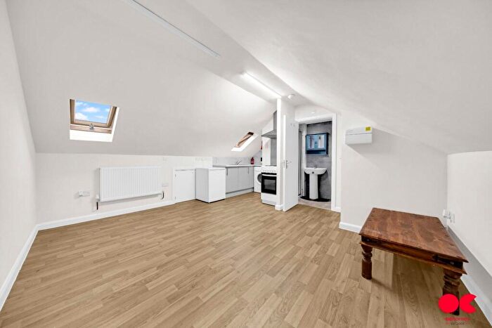 Flat To Rent In Lea Bridge Road, Leyton, E10