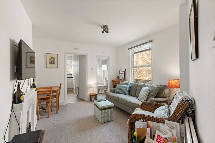 3 Bedroom Flat To Rent In Kilburn Lane, Queen's Park, W10