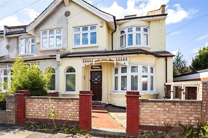 3 Bedroom Flat To Rent In Montana Road, Tooting, London, SW17