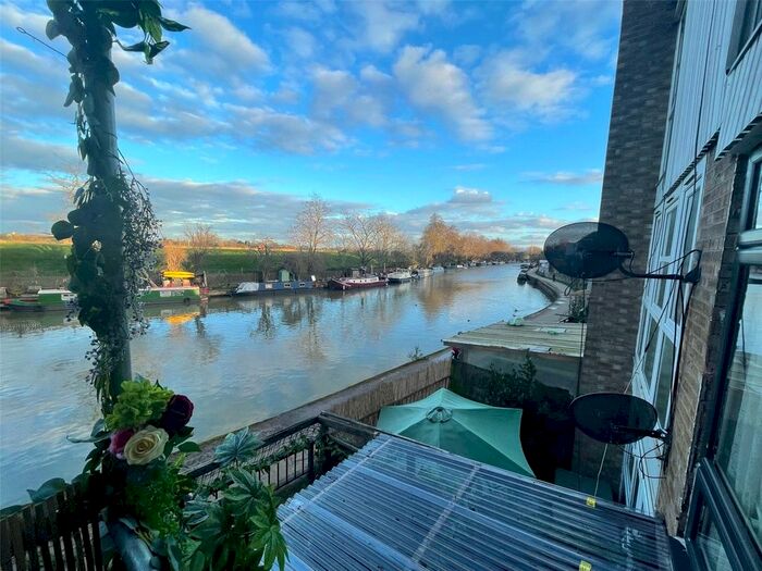 Studio To Rent In Lemsford Close, South Tottenham, London, N15