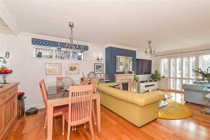 2 Bedroom Flat For Sale In Kingsgate Avenue, Broadstairs, Kent, CT10