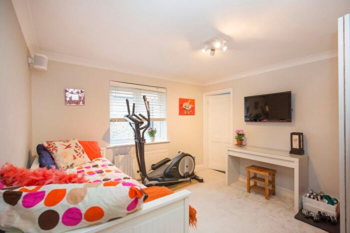 2 Bedroom Flat For Sale In Fairfield West, Kingston Upon Thames, KT1