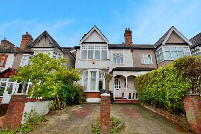 4 Bedroom Semi-Detached House To Rent In Vaughan Gardens, Cranbrook, Ilford, IG1