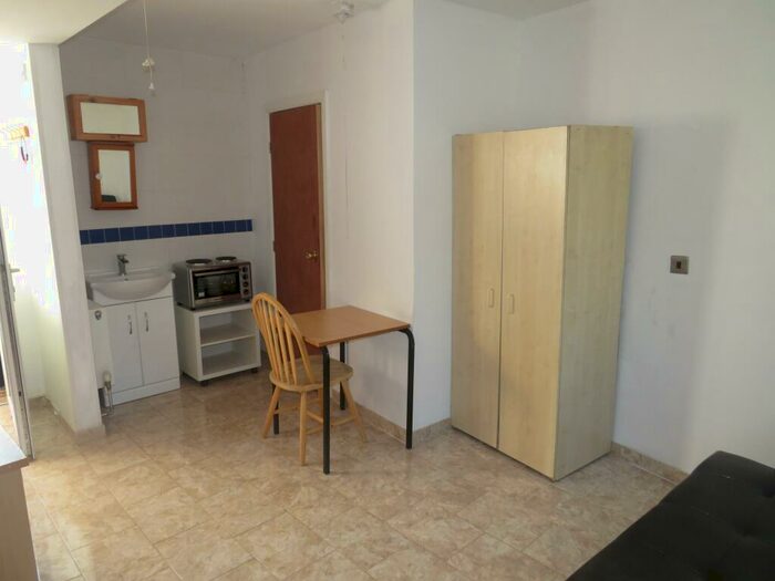 Flat To Rent In Kenmore Avenue, Harrow, HA3