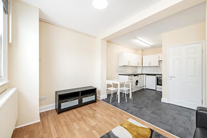 1 Bedroom Flat To Rent In Roman Road, Bow, E3