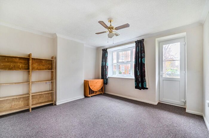 1 Bedroom Flat For Sale In London Road, Mitcham, CR4