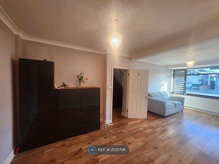 4 Bedroom Terraced House To Rent In Rothbury Avenue, Rainham, RM13