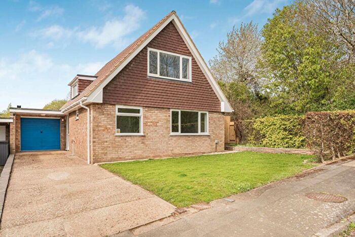 3 Bedroom Link Detached House For Sale In Heron Close, Alton, Hampshire, GU34