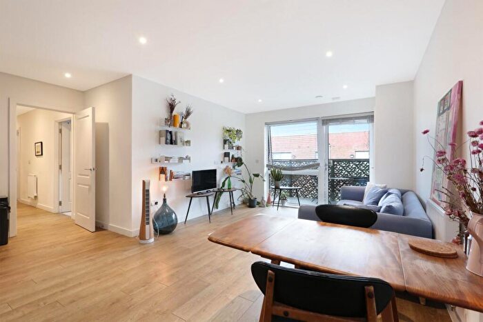 3 Bedroom Apartment For Sale In Lomond Grove, London, SE5