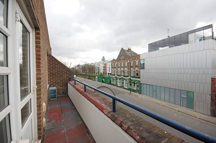 5 Bedroom Flat To Rent In Rowan Walk, London, W10