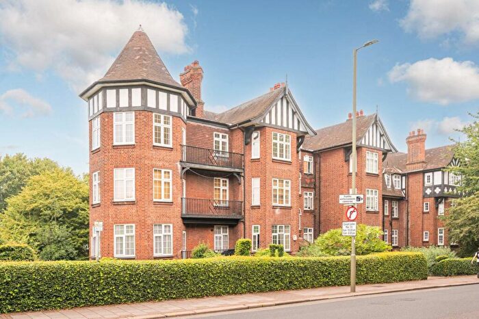 3 Bedroom Flat To Rent In Finchley Road, Child's Hill, London, NW2