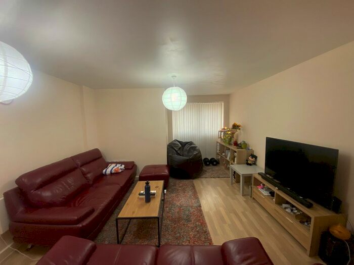 1 Bedroom Flat To Rent In Lanadron Close, Isleworth, TW7