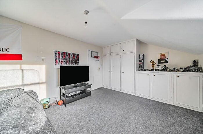 2 Bedroom Flat For Sale In Geraldine Road, London, SW18