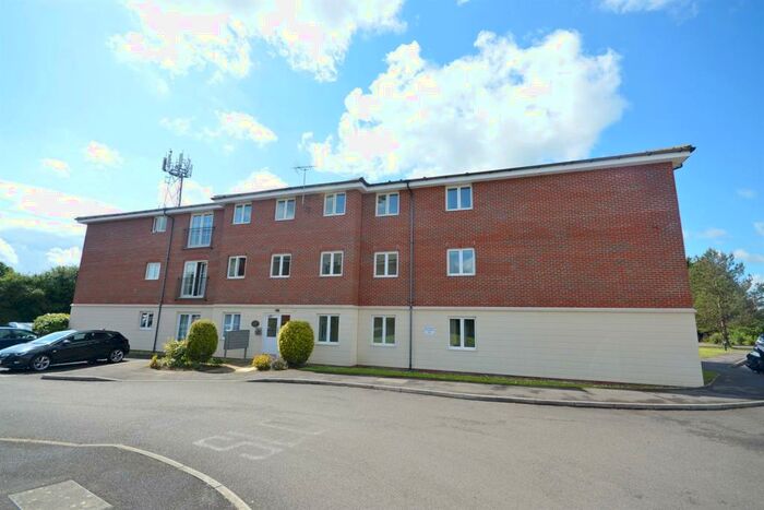 2 Bedroom Flat To Rent In Arundel Court, Brooker's Road, Billingshurst, RH14
