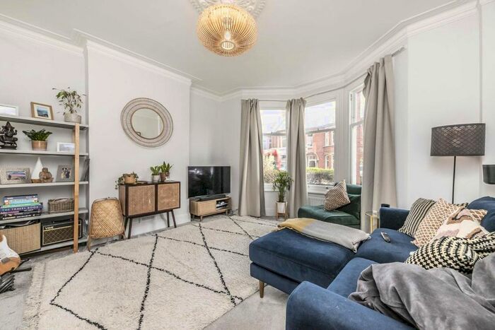 2 Bedroom Flat To Rent In Radbourne Road, London, SW12