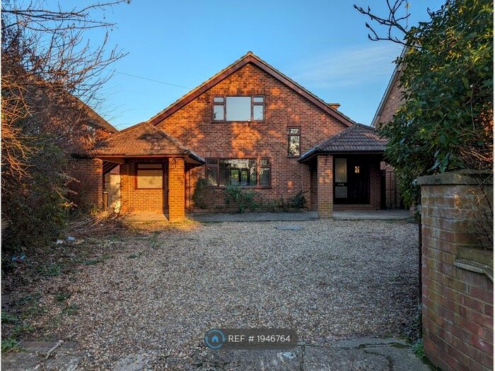 3 Bedroom Detached House To Rent In Tower Hill, Farnborough, GU14