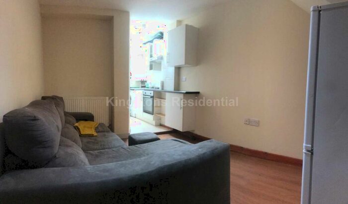 2 Bedroom Flat To Rent In Corporation Road, Cardiff, CF11