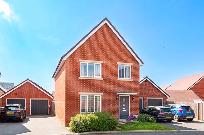 4 Bedroom Detached House For Sale In Pasture Place, Ridgewood, TN22