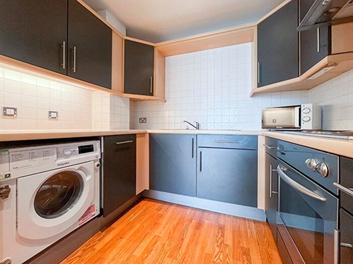 2 Bedroom Flat To Rent In Whitehall Quay, Leeds, West Yorkshire, LS1