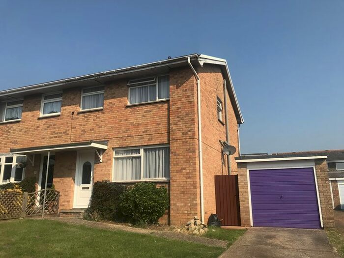 3 Bedroom Semi-Detached House To Rent In Halford Close, Sandown, PO36