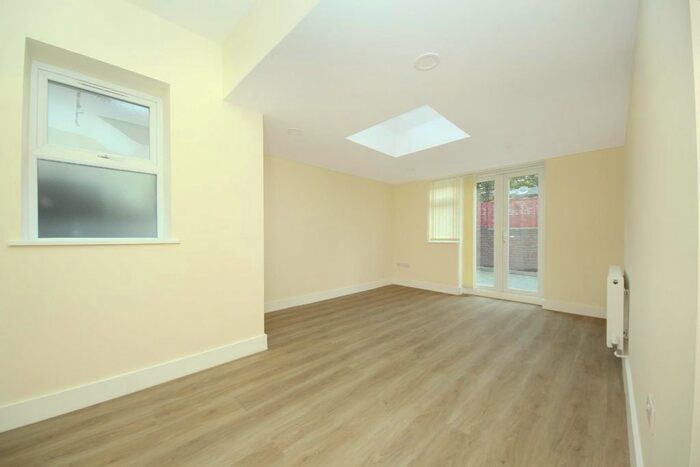 2 Bedroom Flat To Rent In Milton Road, London, W3