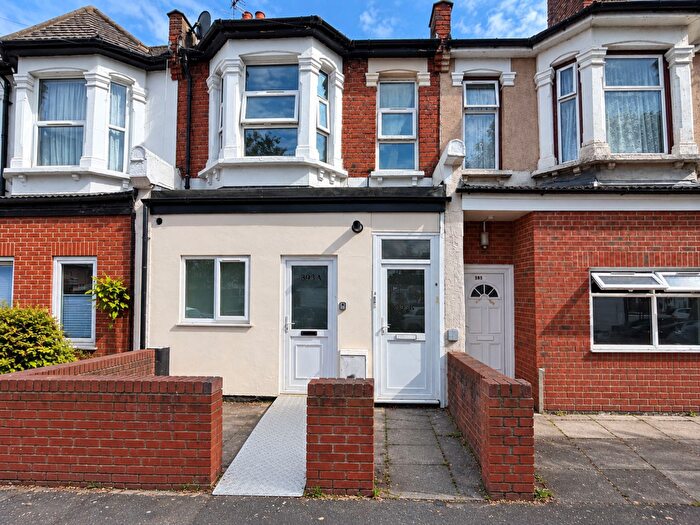 2 Bedroom Flat For Sale In Dersingham Avenue, London, E12