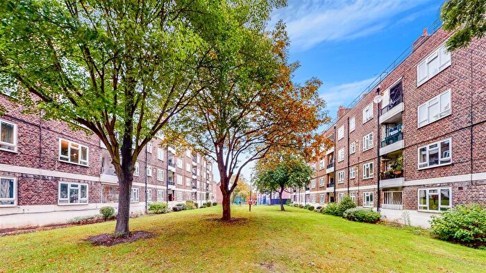 4 Bedroom Flat To Rent In Greenleaf Close, Tulse Hill, London, SW2