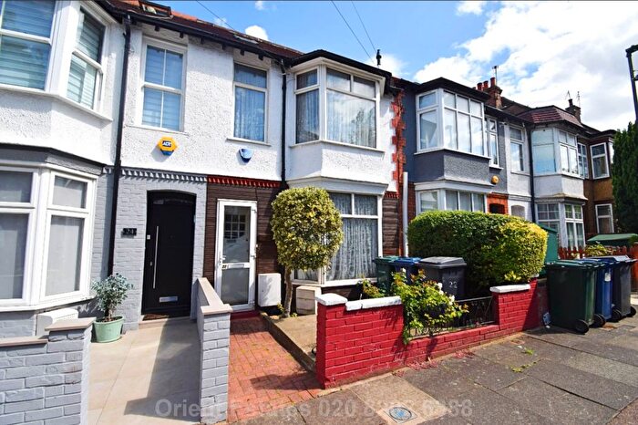 3 Bedroom Terraced House For Sale In Albert Road, London, NW4