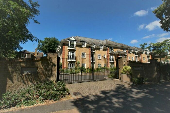 2 Bedroom Apartment To Rent In Oatlands Avenue, Walton-On-Thames, Surrey, KT13