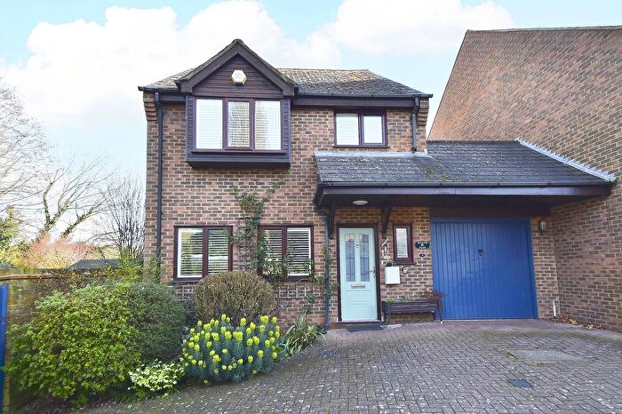 4 Bedroom Link Detached House For Sale In Kings Meadow, Kings Langley, WD4