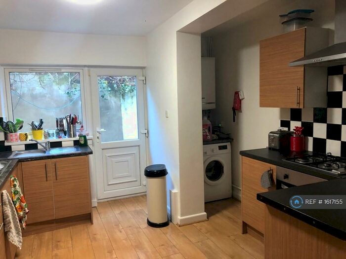 10 Bedroom Flat To Rent In Burns Street, Nottingham, NG7