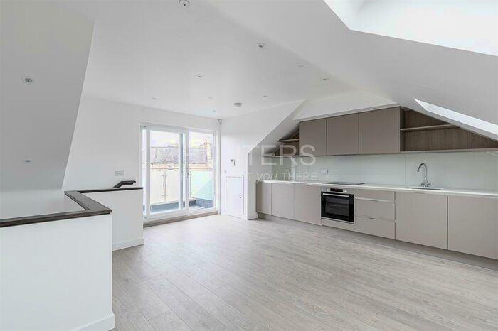 2 Bedroom Flat To Rent In Green Lanes, London, N16