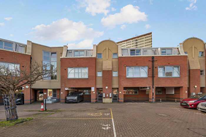 1 Bedroom Apartment For Sale In Barnsbury Lane, Surbiton, KT5